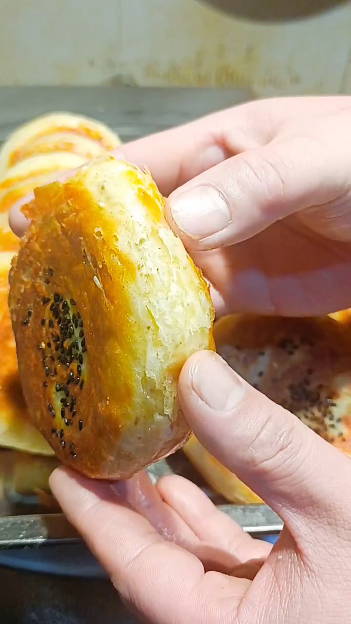 油酥烧饼详细制作手法,外酥里嫩,夹肉,夹菜,夹鸡蛋,夹里脊,烧饼夹一切,陪豆腐脑豆浆,羊汤