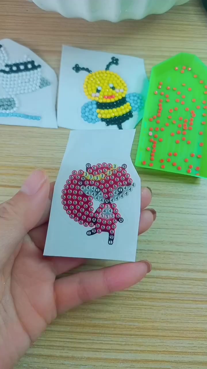 空闲时间少玩手机,可以给孩子安排创意手工贴画,锻炼专注力和耐心手工贴画