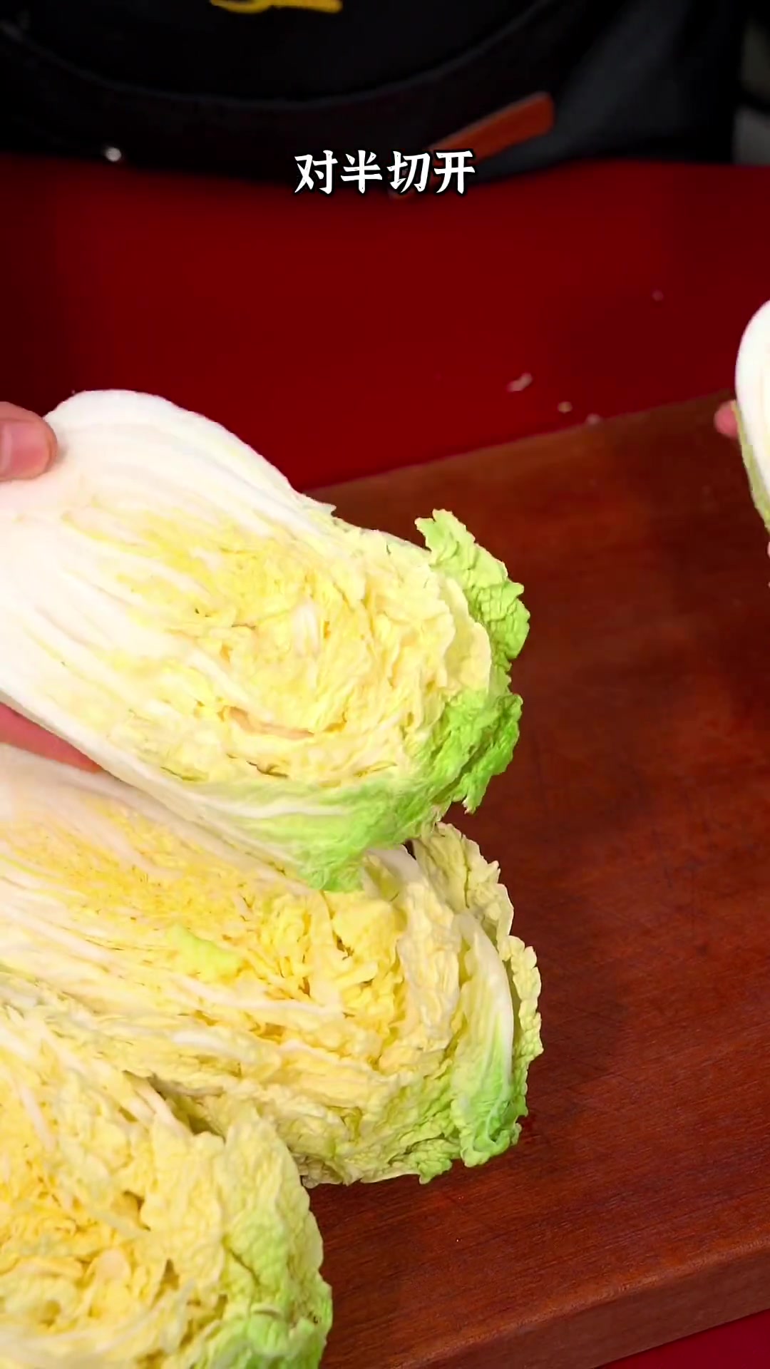 这个酸菜是我们北方人的最爱,包酸菜馅饺子,炖粉条,那是特别香,今天分享两天就能腌好的方法 