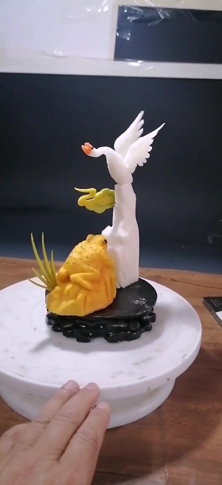 昨天雕个金蟾,今天雕个天鹅,组合在一起就是……哈哈哈,你是哪个呢,你肯定是天鹅,我说的对吗