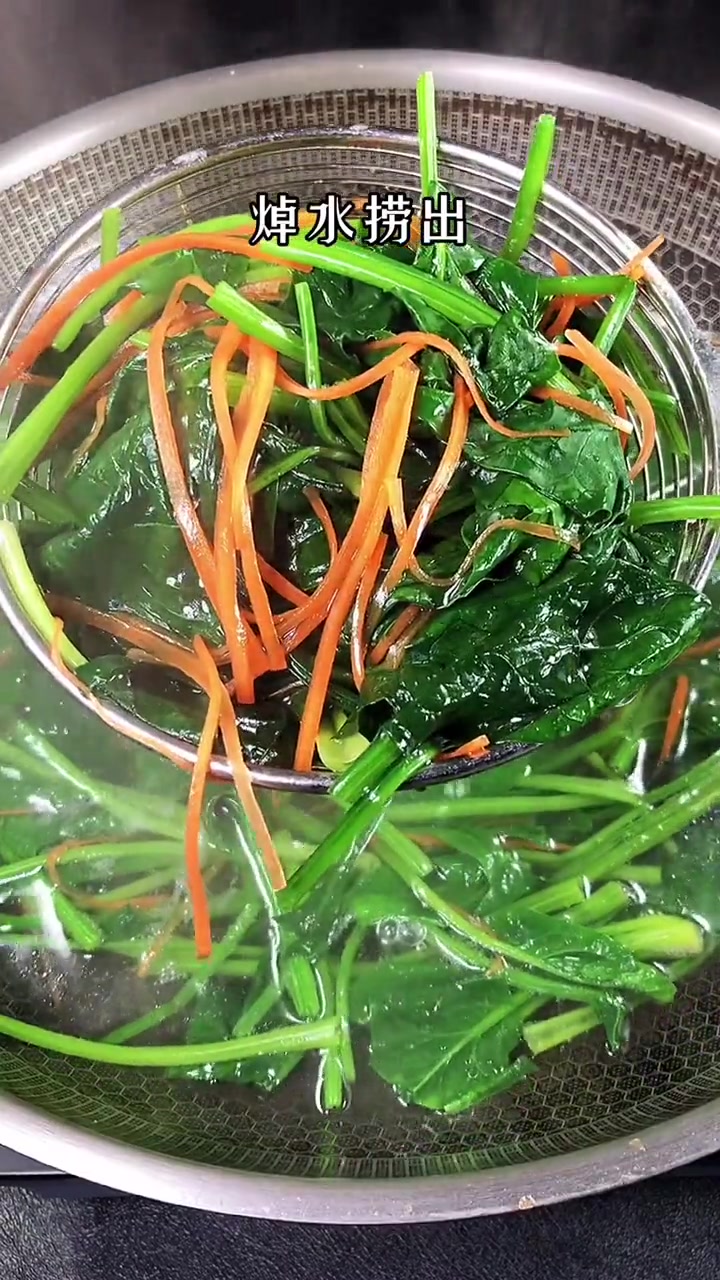 春天的菠菜鲜又嫩,菠菜拌粉丝在家这样做才好吃!在家做美食
