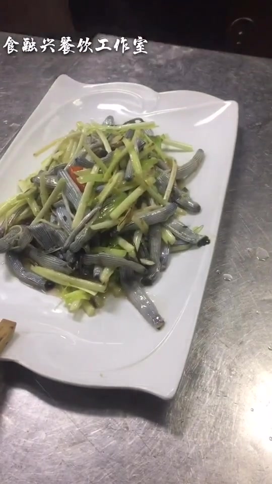 韭黄炒沙虫,非常好吃的一道菜