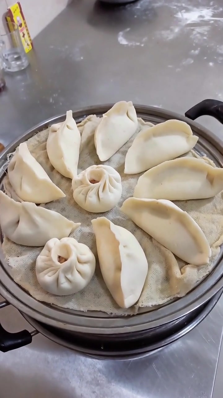 包子活面配方,面粉500克,酵母5克 泡打粉7克 白糖10克 30到40度的温水280克,