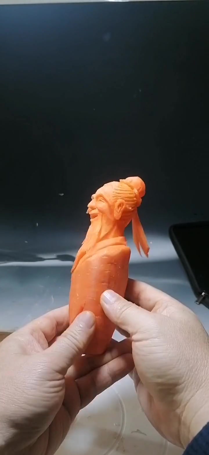 今天上课雕个钓鱼老头,头像,用的胡萝卜