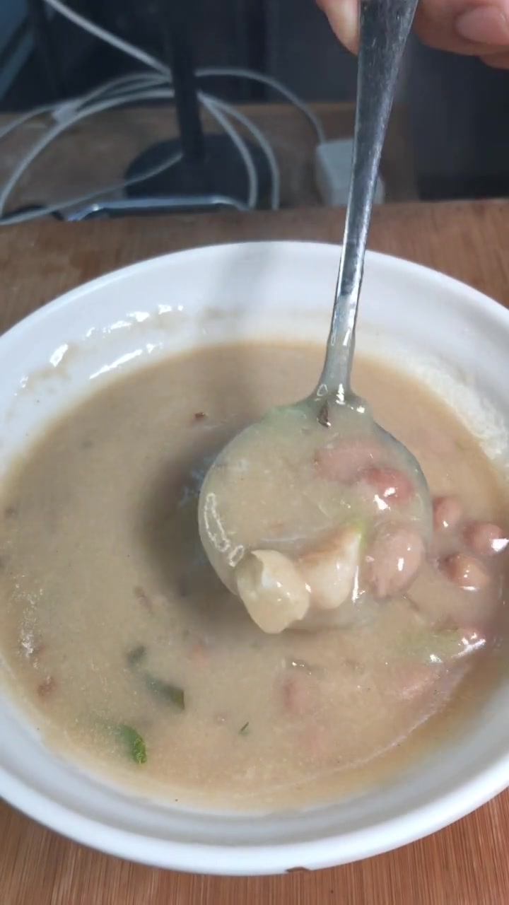 备料:水500克,小米面50克,花生米20克,粉条20克,豆腐皮30克,海带丝20克  步