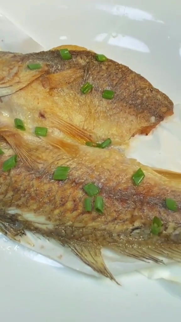 美食达人成长计划 美味食鲜教您鲈鱼干煎的做法,这样煎出来的鲈鱼,鱼肉鲜香无比!在家学做菜 
