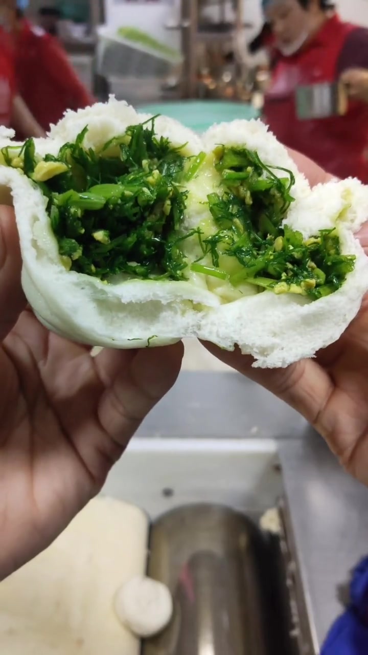 面粉配方。面粉500克,酵母5克,泡打粉5克。白糖5克。水270克  第一步。把面粉,酵母