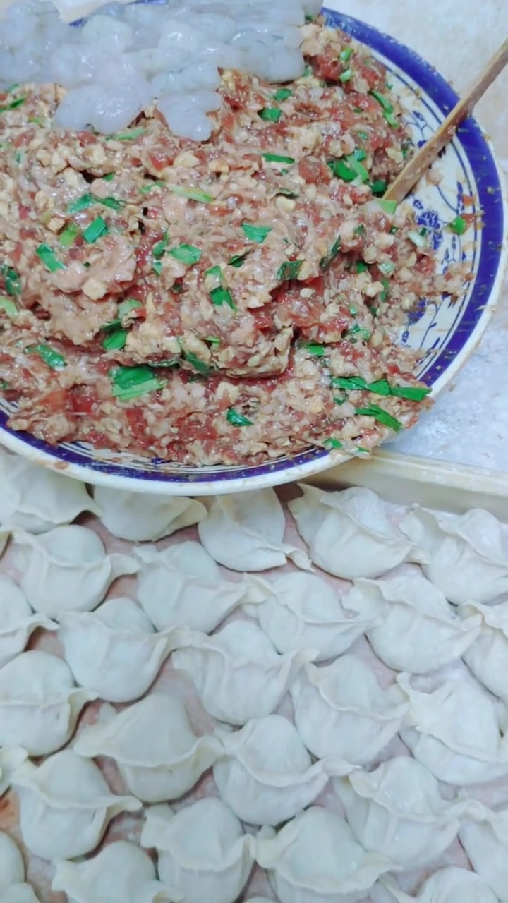 我们每周一次让环卫工人免费吃饭,并且以后是月月搞,年年搞,????爱心我们在接力 ????地址:山东省