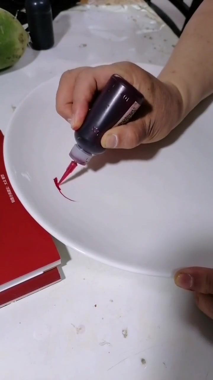 果酱画抹的鱼,作品名字叫“鸿运当头”,是不是挺简单的,最后和我的书比一比,看看哪个更好看,