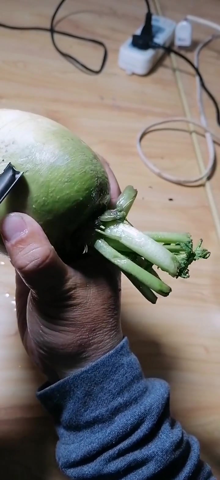 这个西瓜灯挑环刀怎么用,先要把刀刃磨薄磨锋利,否则不能使用,你看明白了吗?欢迎发言,欢迎双