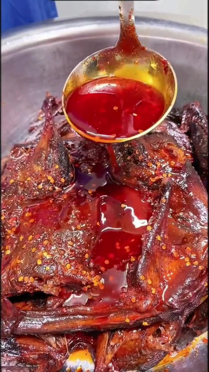 酱板鸭 正宗湖南特产酱板鸭,酱香浓郁,越辣越过瘾,越吃越想吃 妈呀太香了 好吃到停不下来 