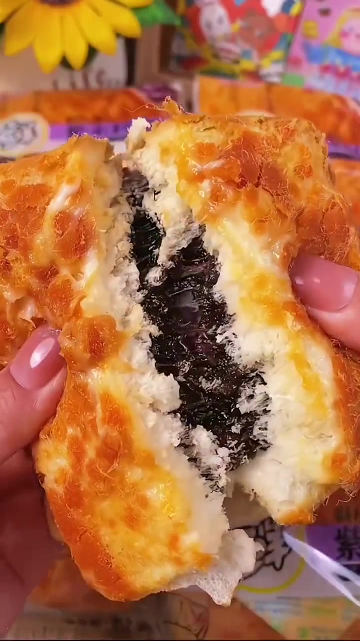 这个 肉松紫米面包 &nbsp; 还没买过吧 外层是一层咸香的肉松,肉松下面铺着一层沙拉酱,软软的面