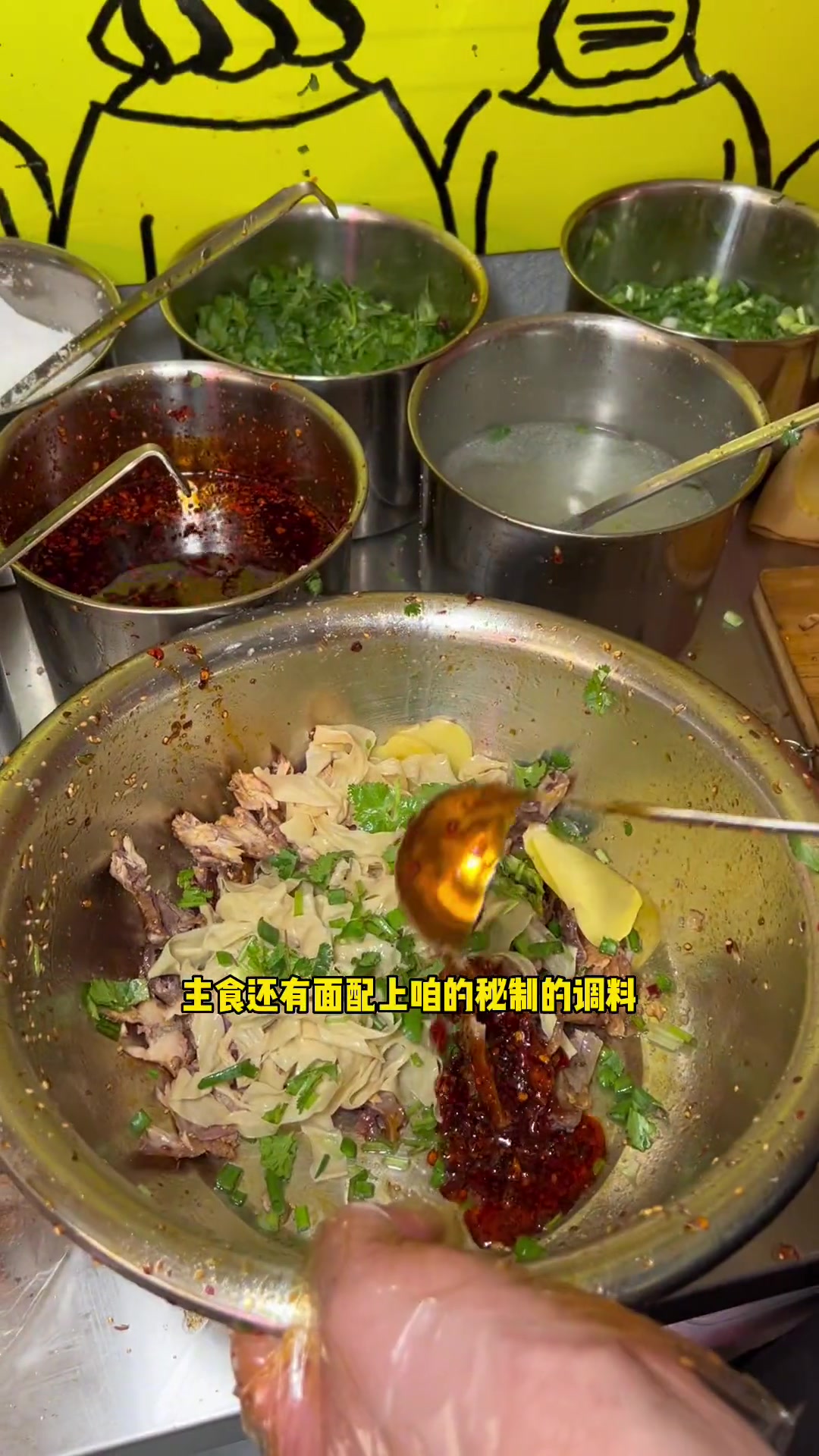 不得不说 熏拌鸡架是真的香 贴着骨头的肉啃起来太香了 我一次能造两～寻味街边小吃 路边摊美