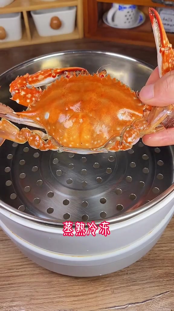 吃不完的螃蟹应该是生冻好呢?还是蒸熟了熟冻好呢?看完视频你学会了吗?螃蟹???? 生猛海鲜 美食