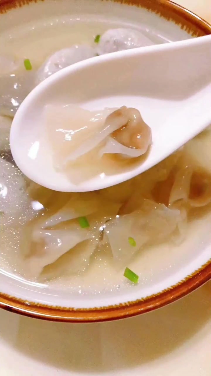 福建传统特色美食-肉燕,精肉经过无数次的锤打,制作成肉燕皮,再包上肉馅,经过简单烹煮,是无