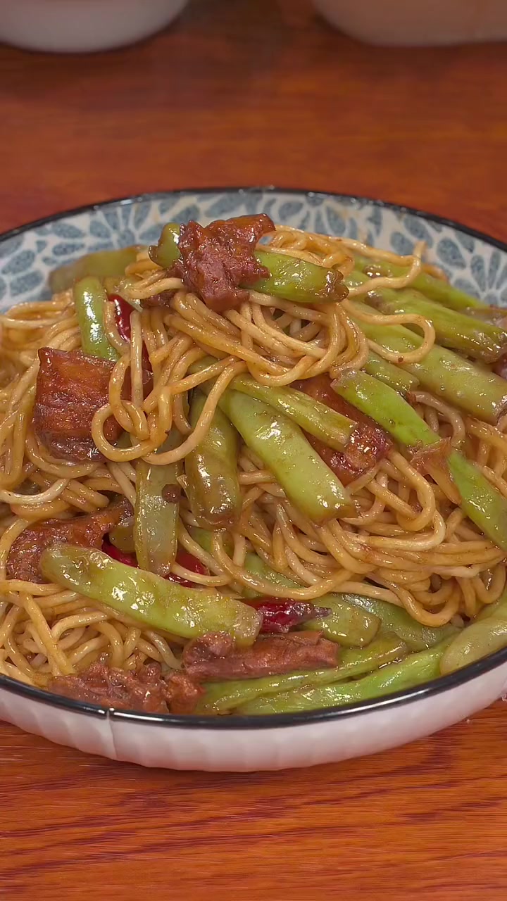 把面条放进锅里蒸一蒸出锅就变成了一道有菜有饭的懒人美食 面条的神仙吃法 焖面 河南蒸面条 