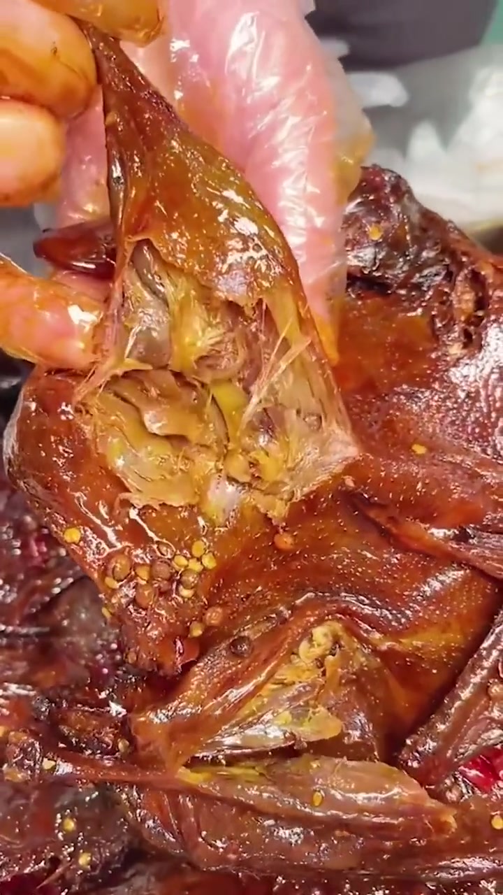 如果不嫌麻烦,您可以在家自己做一直酱板鸭吃吃,如果嫌麻烦,可以来直播间尝尝 非常方便实用