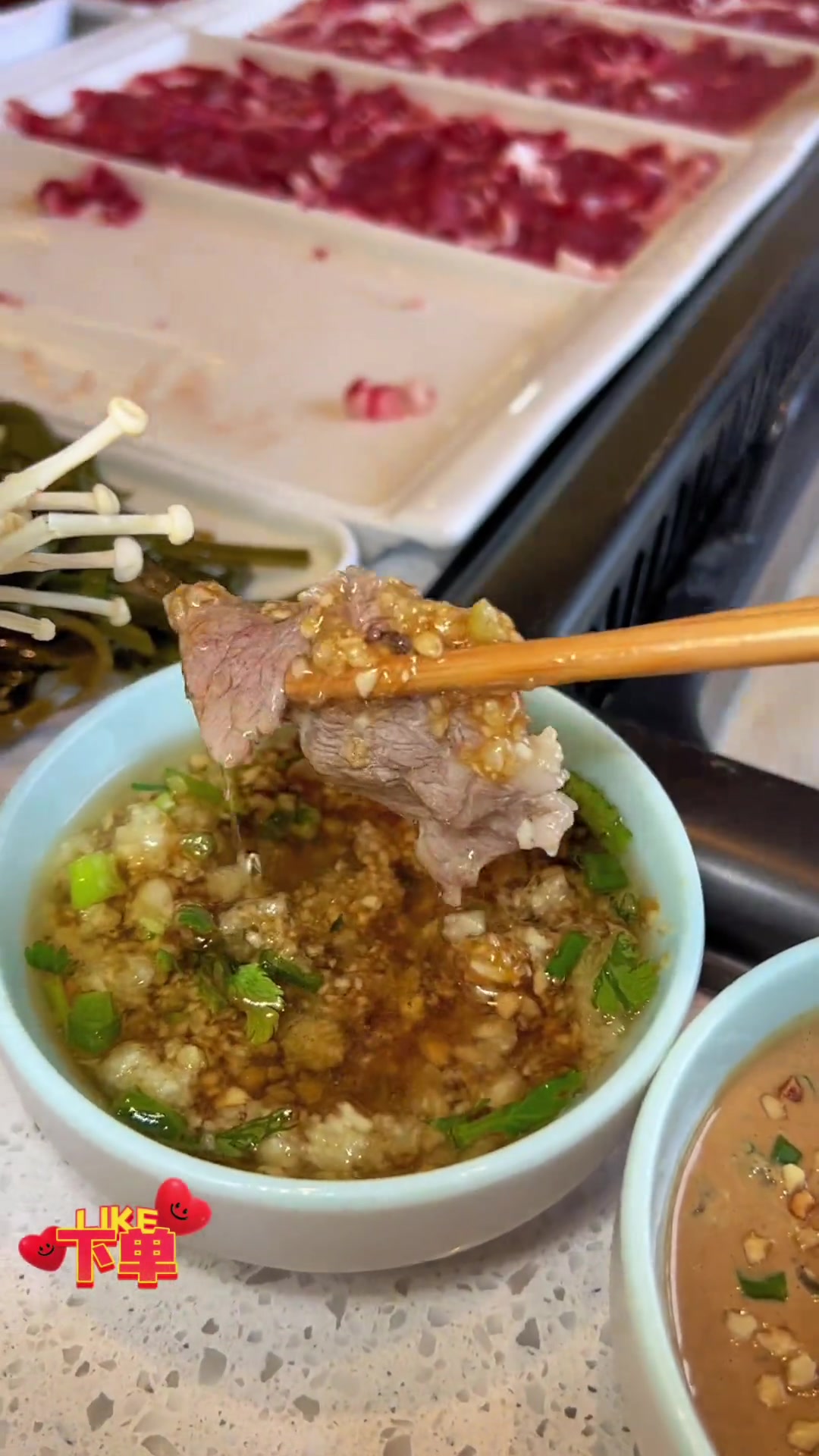 牛大伯鲜肉火锅,八荤三素,肉就5盘,还有手打牛肉丸,不限量的小吃小料。这一套的量可真不少!