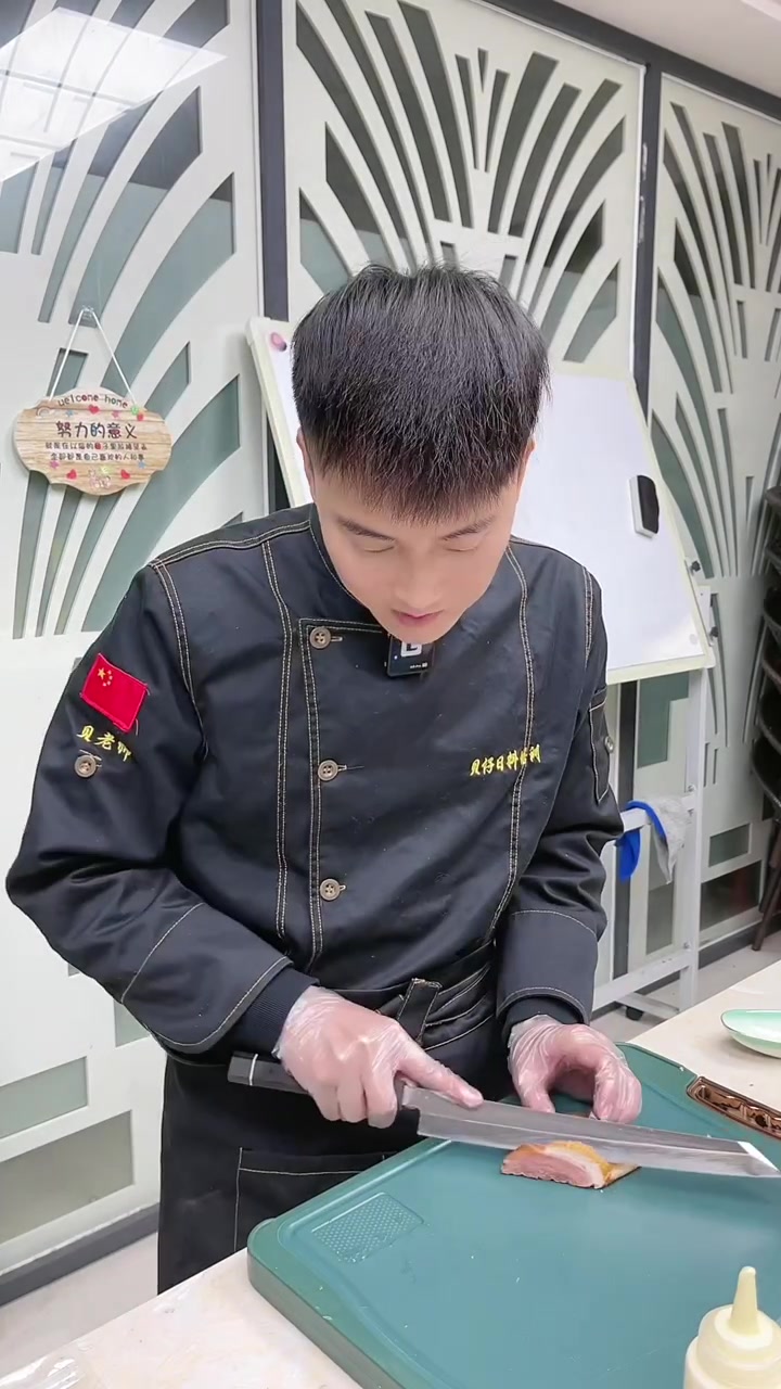 教大家做一款我喜欢吃的烟熏鸭胸肉寿司,我相信很多人没吃过,可以试着买回家做寿司尝尝味道