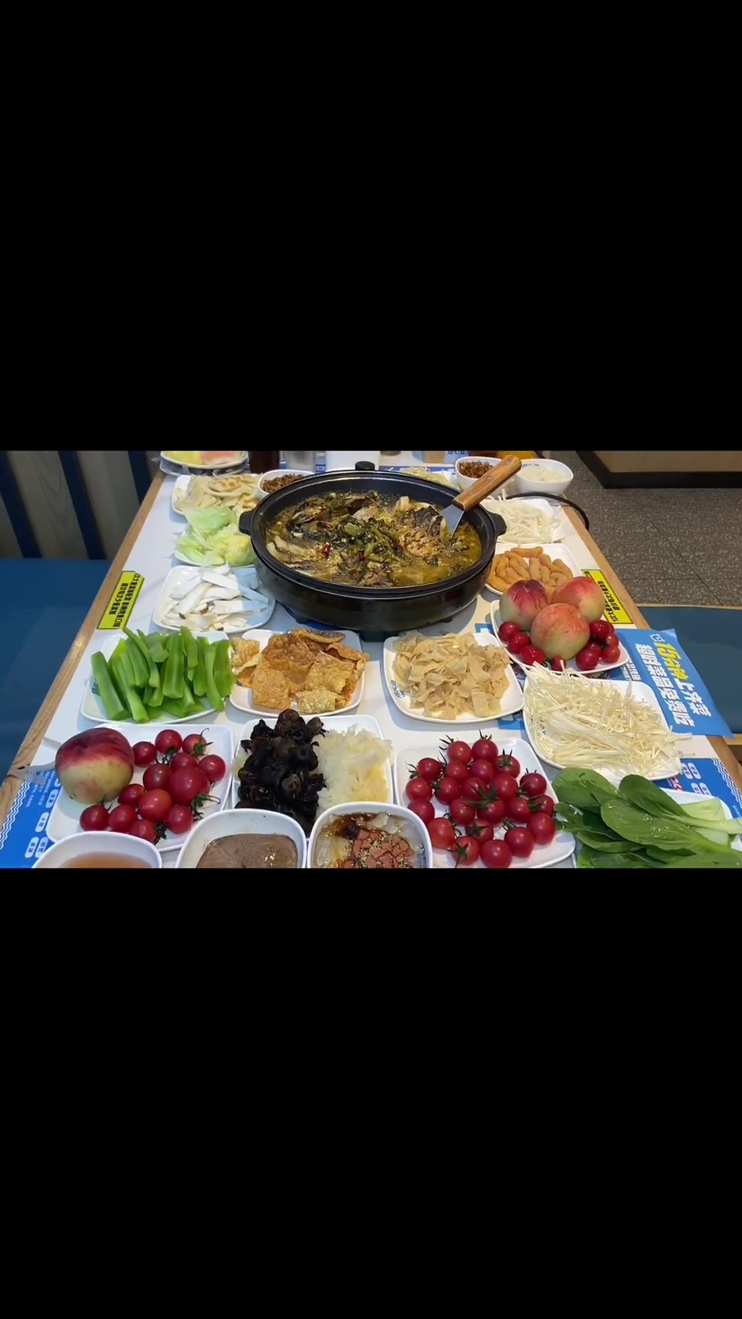 酸菜味的烤鱼,怎么说呢,比香辣的含蓄,比酱香的再香浓一些。而且这配菜水果什么的都free,