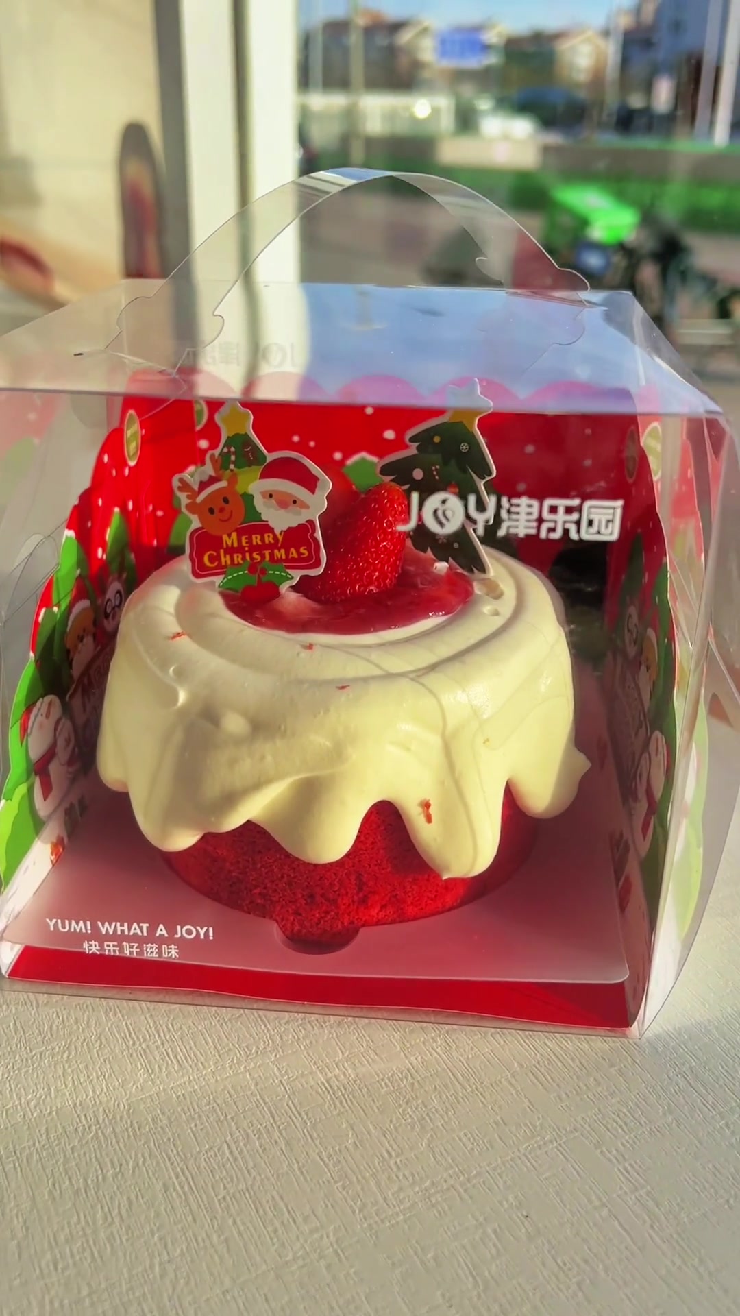 可爱提前吃上了津乐园的圣诞草莓蛋糕了!冬天的第一个草莓蛋糕 圣诞节 天津美食 艾特你想要艾
