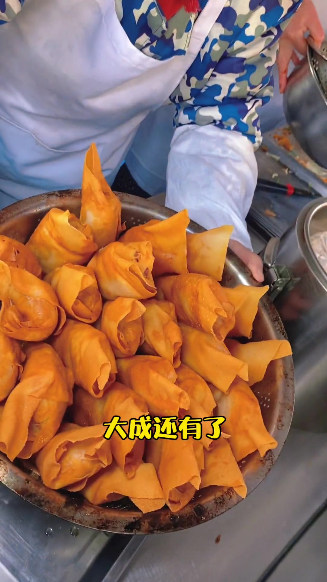 街头美食 街边小吃 天津美食 +小助手 清爽不油腻的油炸素卷圈 大饼卷上熏鸡蛋 天津早点～