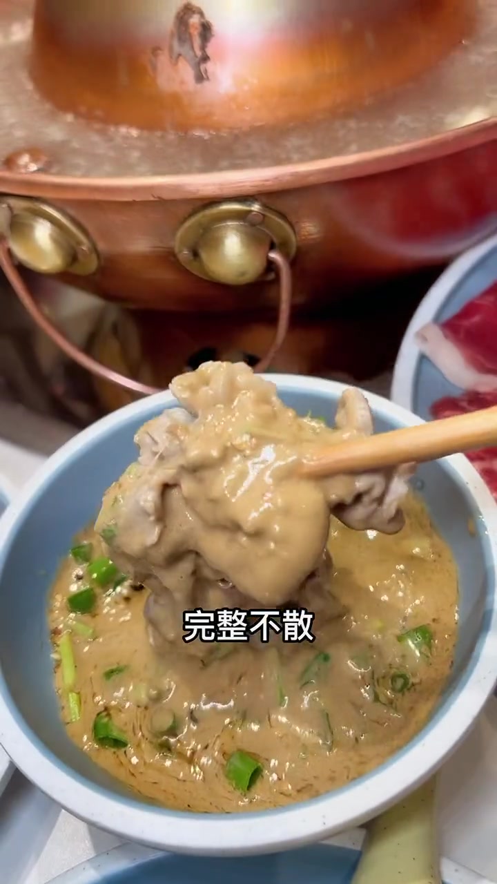 御羊宫,一家超火的内蒙风味涮羊肉,纯正铜锅涮肉,用的都是农夫山泉的矿泉水。肉的品质也高,选