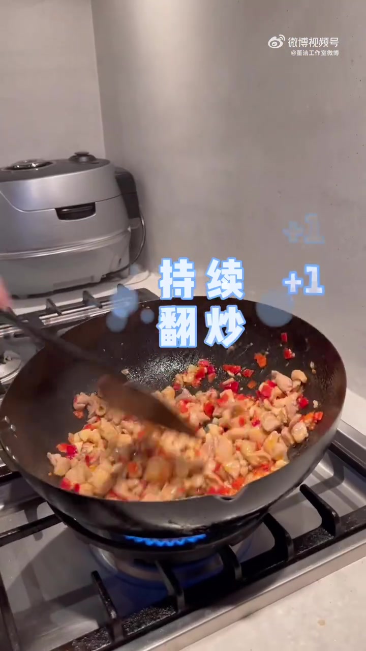 董洁· 小董老师的食堂   小董老师 董洁 的鸡腿肉新吃法分享???? 咸香鲜辣,超级下饭的剁椒