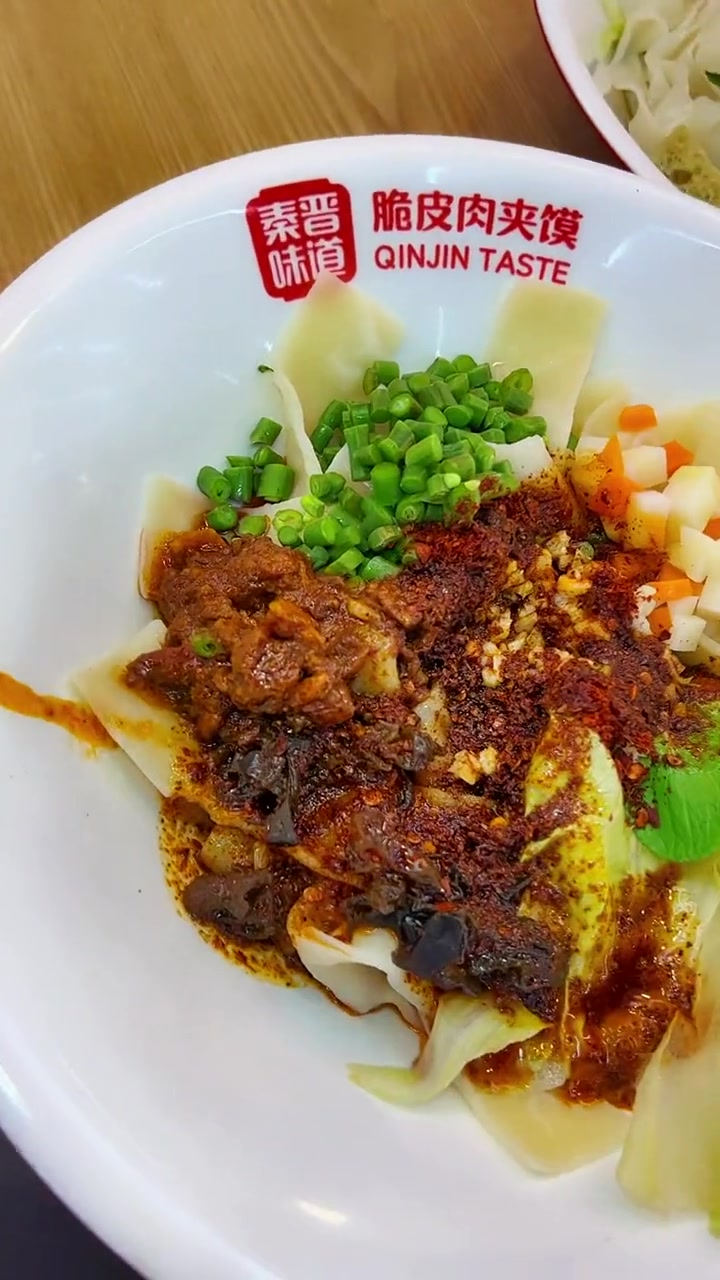秦晋味道,这么香的油泼biangbiang面,指要14,还有酥脆的肉夹馍+筋道的面皮+冰峰