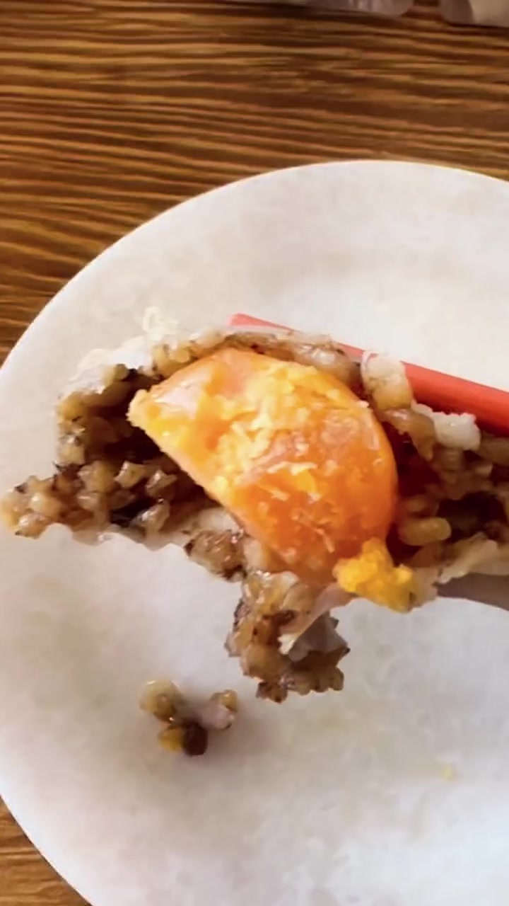 吉祥馄饨这波回忆杀,餐价格回到23年前,80,90后的是不是梦回童年。 梦回90年代 老餐