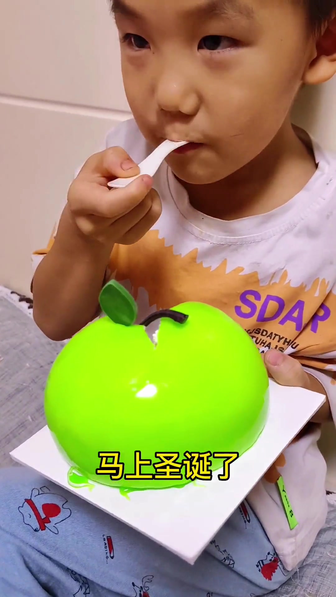 巴黎贝甜出新品了,马上圣诞了出了个圣诞苹果蛋糕,送给孩子太好了,宝爸宝妈们左下角给孩子安排