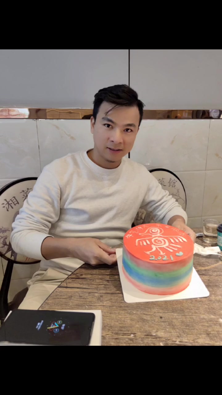 朋友亲自做蛋糕送我们公司,祝贺健鸟2021年事业更上一层楼