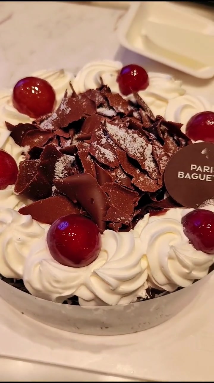 巴黎贝甜新品黑森林7寸蛋糕,喜欢吃甜点和过生日的小伙伴安排起来了。蛋糕 美食探店