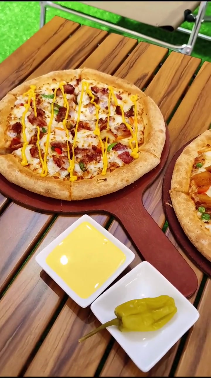 棒约翰又出大招了,582个9寸比萨,川香鸡米花比萨和培根满满比萨,满满芝士加上培根肉香,吃