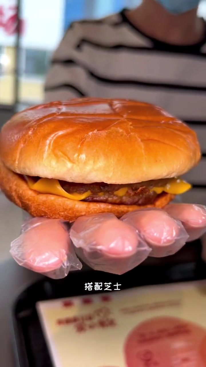 肯德基双层汁汁嫩牛堡+葡萄超肉肉果茶团=29,就在左下角 肯德基汉堡大菜单 汁汁双层嫩牛堡