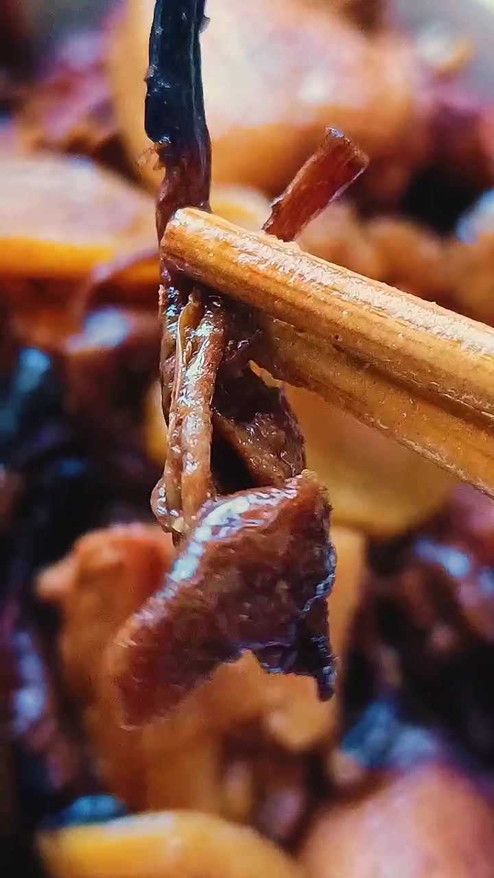 小鸡儿炖蘑菇东北特色,土豆干吃法来了