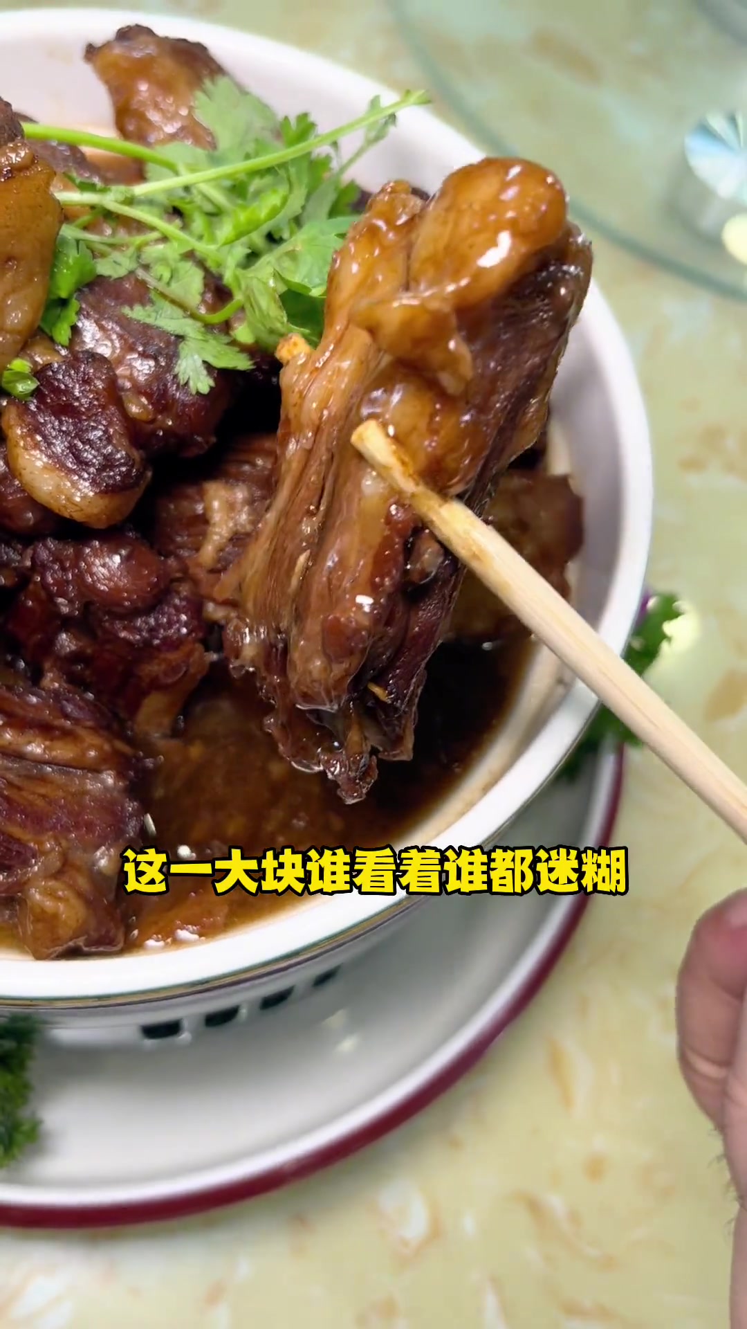 天津烧麦一哥也太会享受了!经常吃他家,东西真不错。   #假期的快乐是美食给的  #本地人