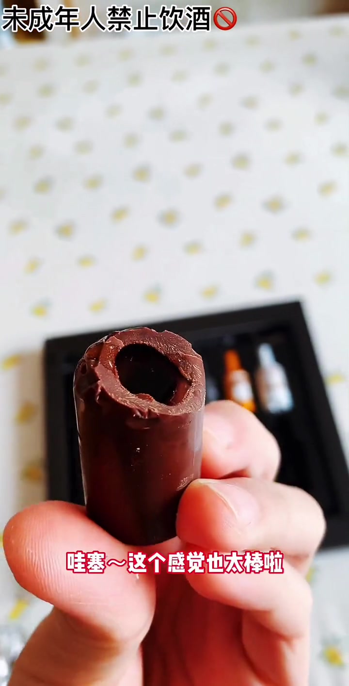 颜值超级在线的一款 巧克力 包装小巧又可爱的 爱顿博格酒心巧克力 体验不一样的口感～酒心巧