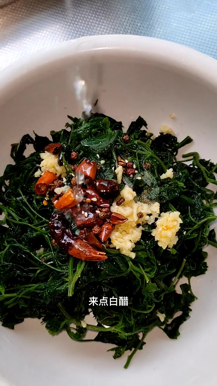 凉拌灰灰菜营养价值高