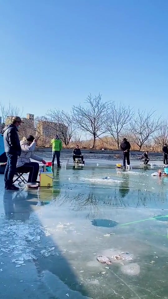 还记得你小时候在冰上怎么玩吗?冰鞋冰车有在冰上打洞钓鱼的吗?