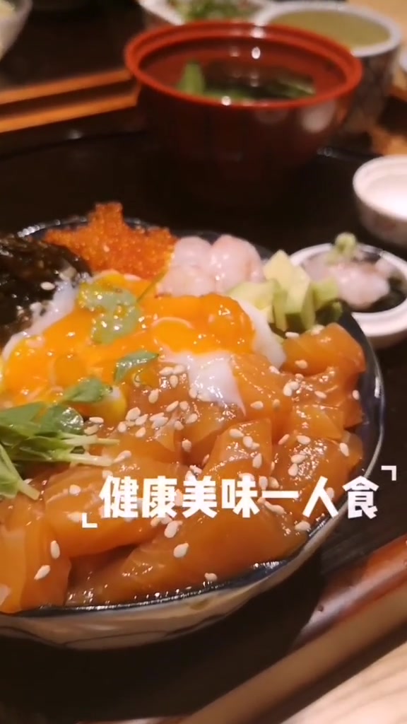 丰盛的怀石日料,是来自三文鱼甜虾+鱼籽玉米海苔+生鸡蛋的美味呀 时刻宠你我可以 天津美食打