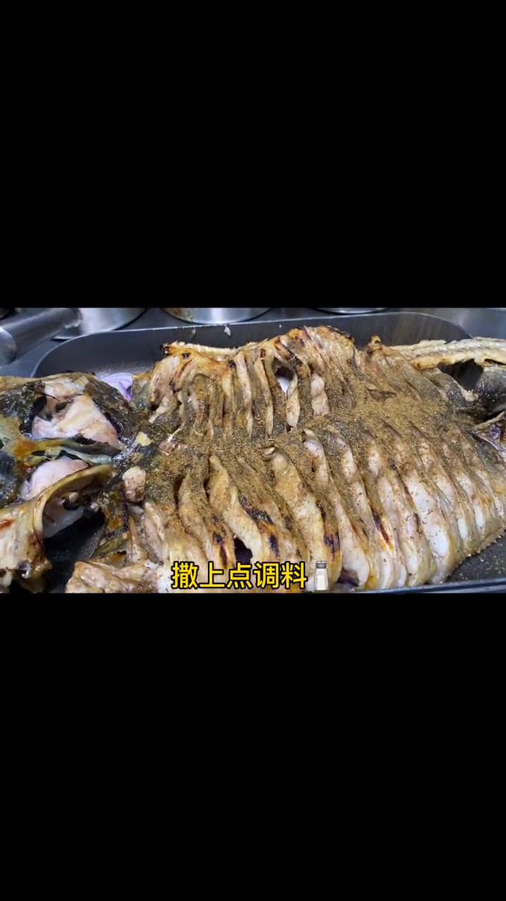 这家烤鱼店不到饭点就坐满人!在店门口大老远就能闻到他们的饭香味儿～好吃不贵建议大家都去尝尝
