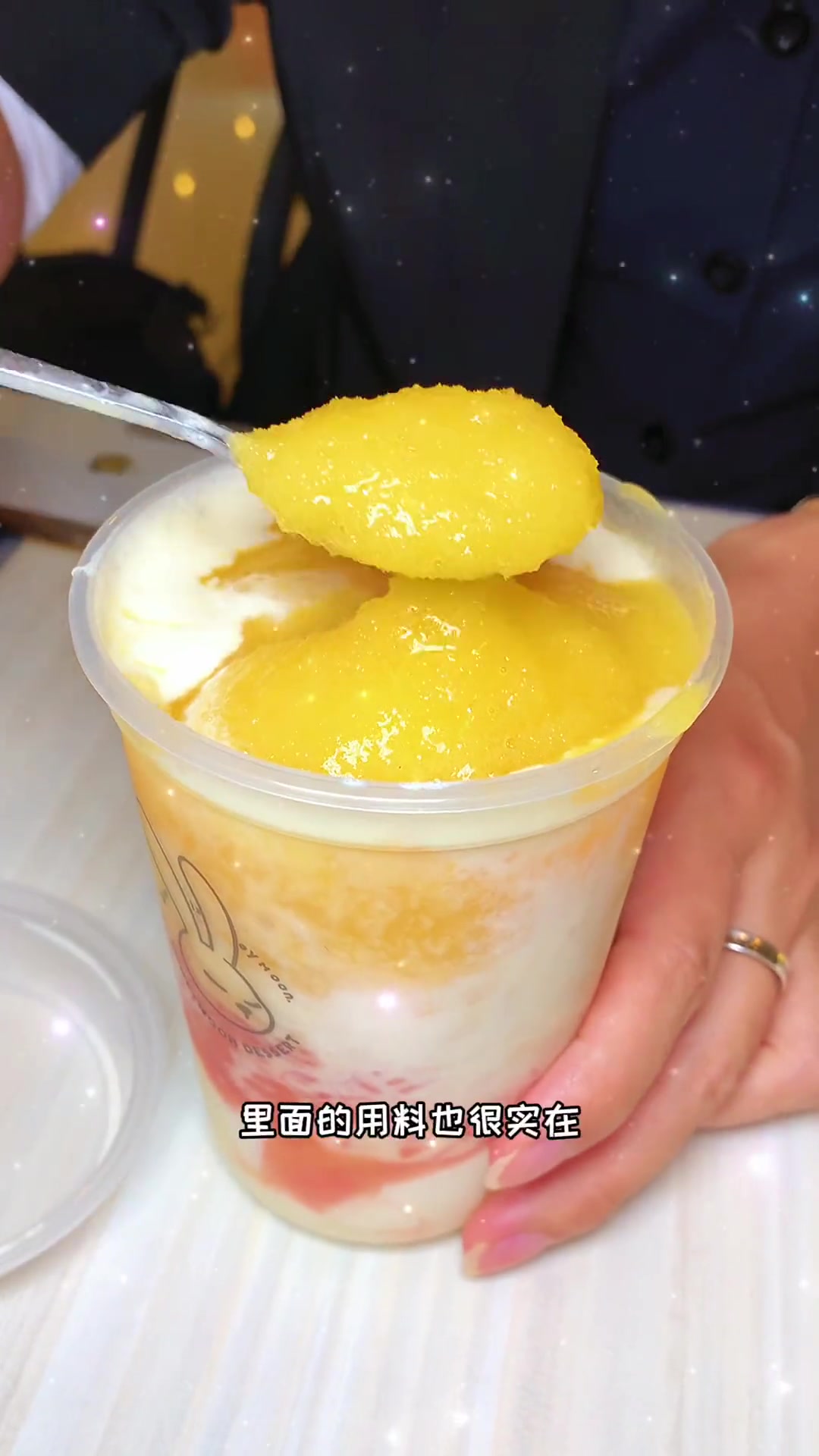 可以吸的杨枝甘露双皮奶 满记芒果班戟 满记甜品真不错 浩哥走津门