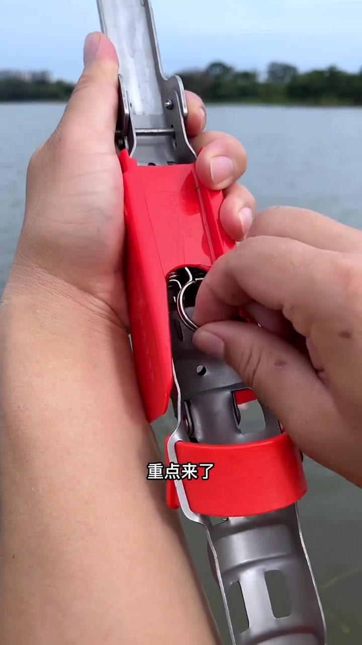 第六代自动起竿支架,可根据鱼竿长短自行调节起竿弹力,有了它,海竿钓鱼从此不空竿