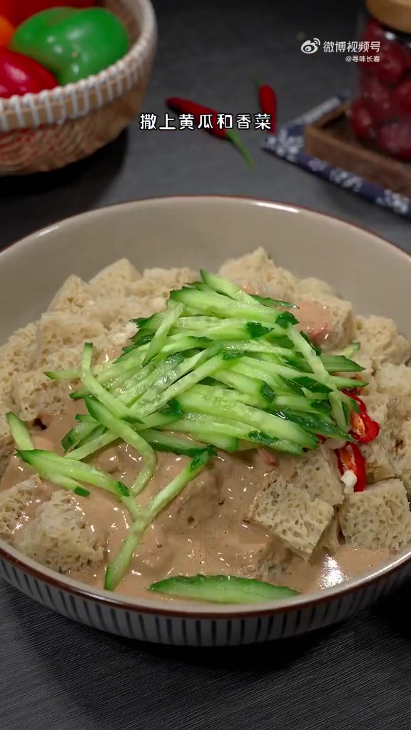 河南特色凉菜麻酱拌面筋,面筋吸满了酱汁,一口一个好吃到停不下来