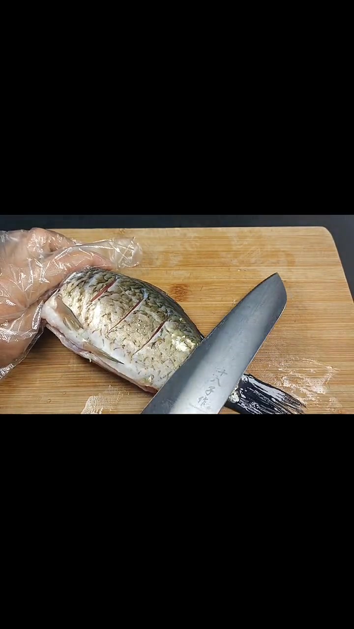 鲫鱼别在熬汤喝了 试试这道烤鲫鱼 香辣爽口简直就是下酒神器 烤鲫鱼 烧烤 烤鱼