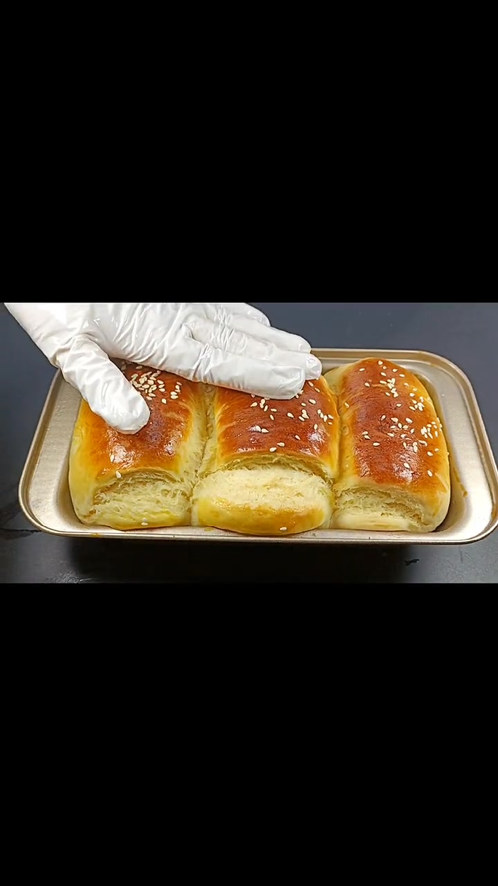 只需300克面粉1个鸡蛋 就能做的懒人吐司面包 蓬松暄软奶香浓郁 吐司 吐司面包 烘焙