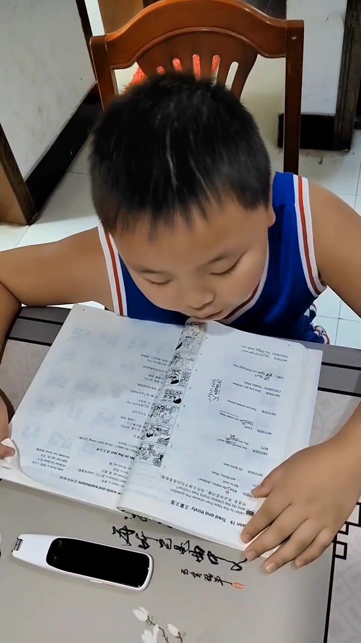 第54集|某天吃早饭的时候,我儿子竟然戏谑地说:就差一步,我们家就实现了全英文环境。爸爸问