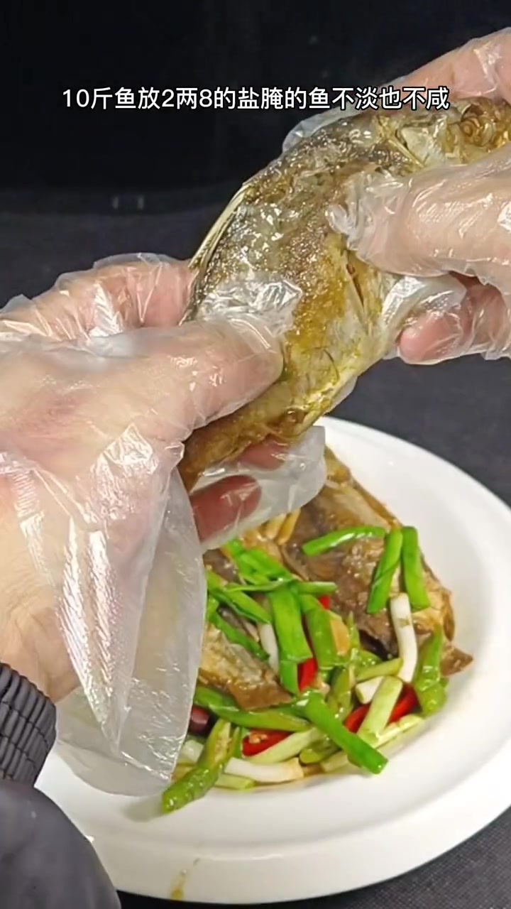 鲫鱼不要面炕了,把它做成腊鲫鱼鱼,骨刺分离,非常好吃下饭 舌尖上的宗师老式铁锅 无涂层不粘