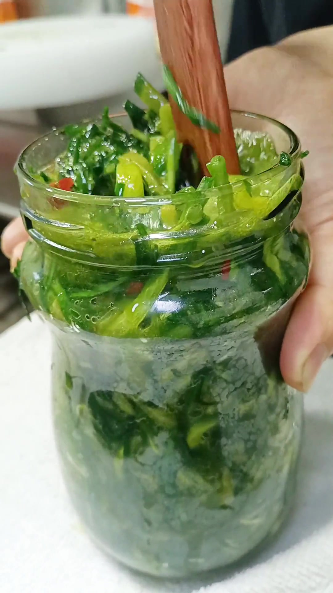 韭菜腌萝卜干,你喜欢吃吗?在我们小时候啊,家里穷买不起菜,一罐头瓶的韭菜腌萝卜干带到学校可